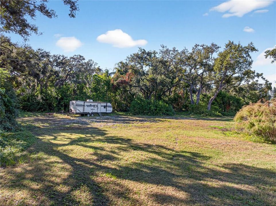 合同活跃: $999,000 (1.37 acres)