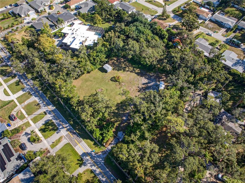 合同活跃: $999,000 (1.37 acres)