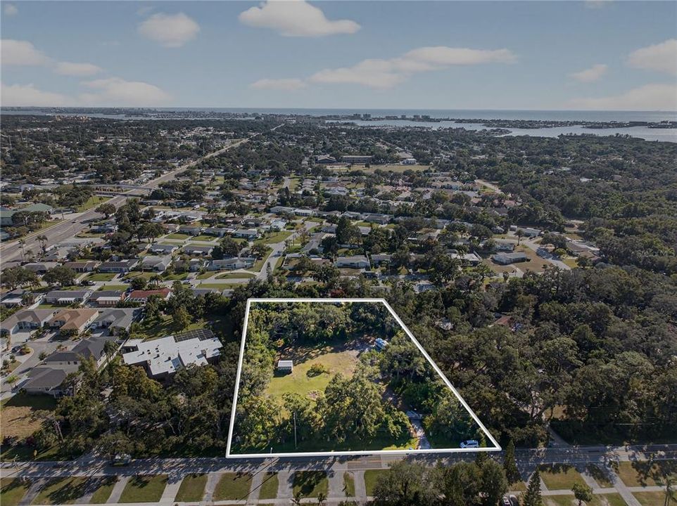 合同活跃: $999,000 (1.37 acres)