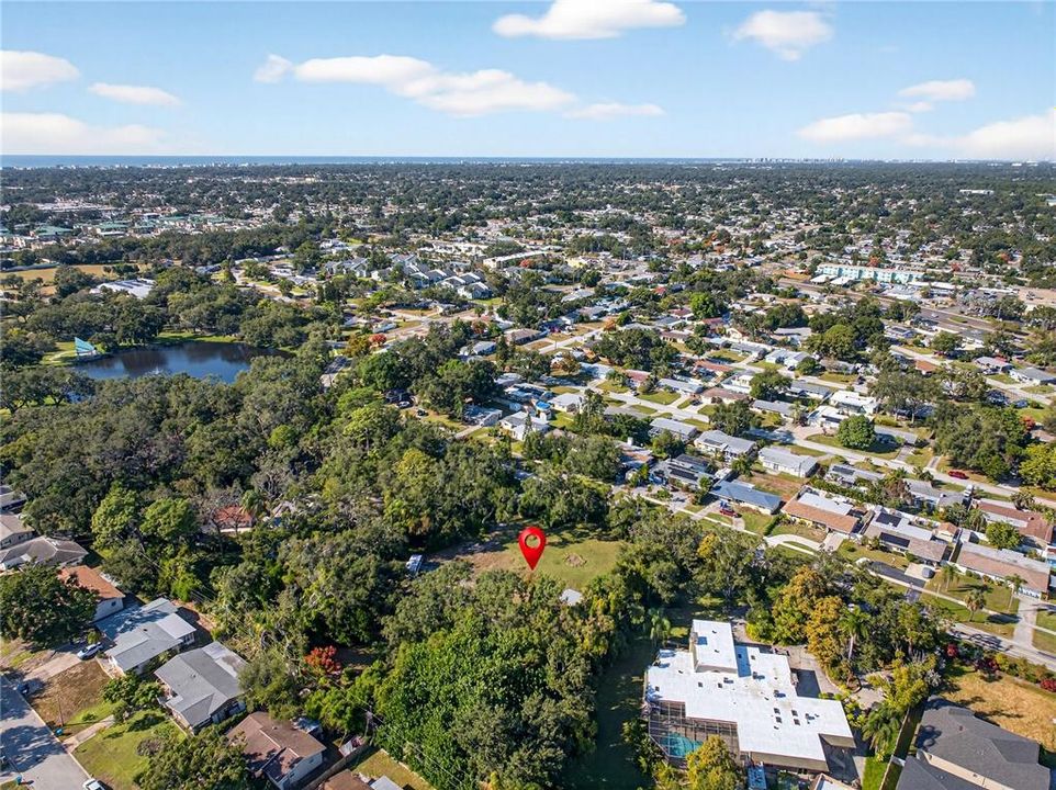 合同活跃: $999,000 (1.37 acres)