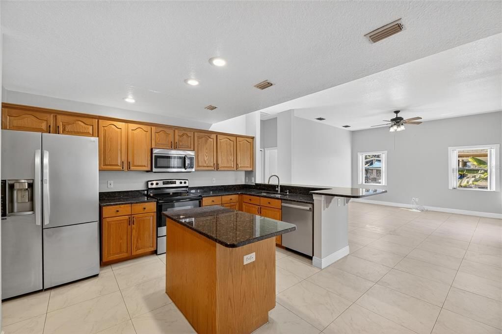 En Venta: $699,500 (3 camas, 2 baños, 2612 Pies cuadrados)