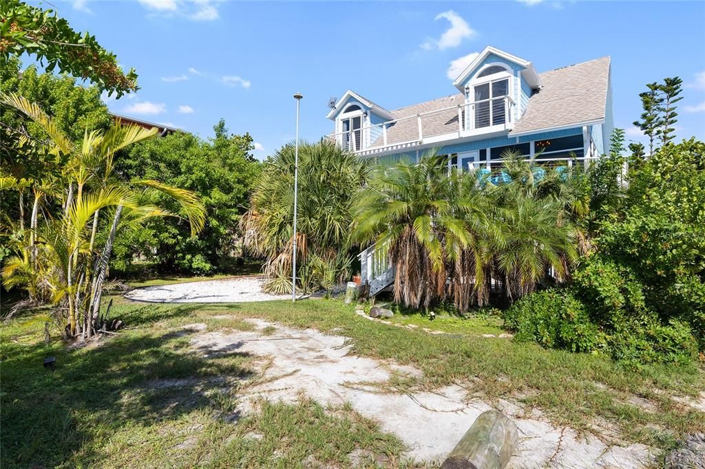 For Sale: $797,000 (3 beds, 2 baths, 1572 Square Feet)