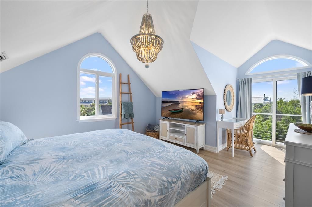 For Sale: $797,000 (3 beds, 2 baths, 1572 Square Feet)