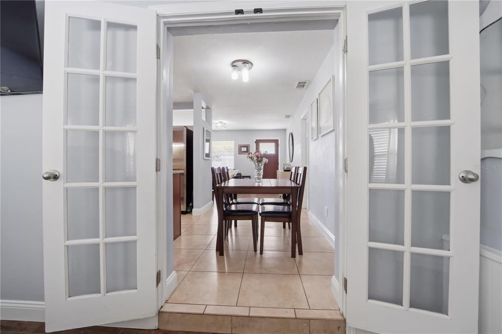 合同活跃: $335,000 (3 贝兹, 1 浴室, 1000 平方英尺)