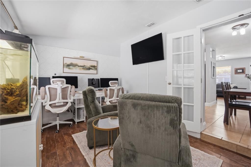 合同活跃: $335,000 (3 贝兹, 1 浴室, 1000 平方英尺)