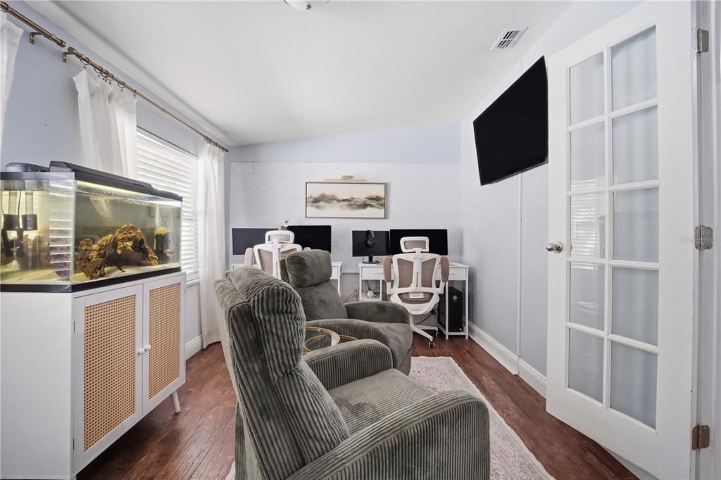 合同活跃: $335,000 (3 贝兹, 1 浴室, 1000 平方英尺)