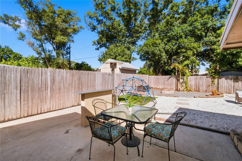 合同活跃: $335,000 (3 贝兹, 1 浴室, 1000 平方英尺)