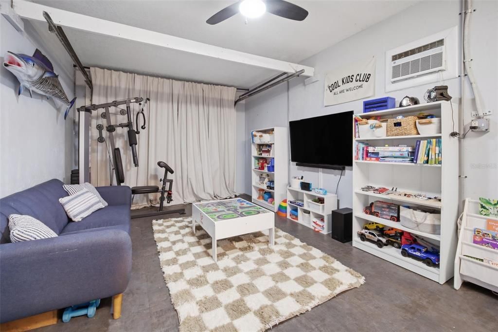 合同活跃: $335,000 (3 贝兹, 1 浴室, 1000 平方英尺)