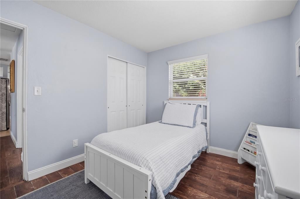 合同活跃: $335,000 (3 贝兹, 1 浴室, 1000 平方英尺)