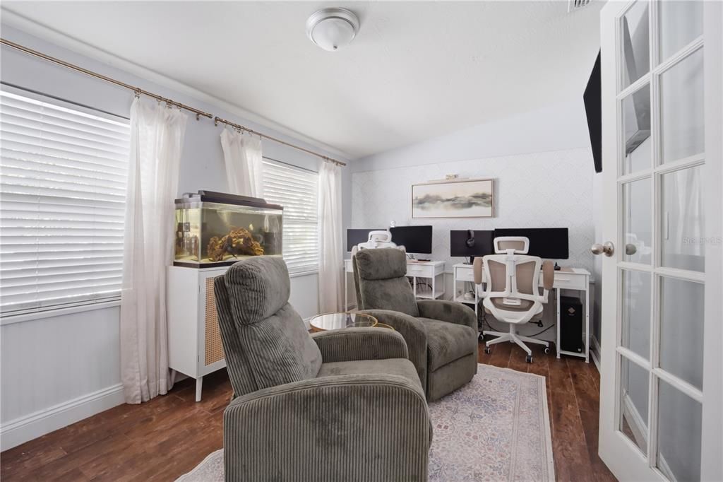 合同活跃: $335,000 (3 贝兹, 1 浴室, 1000 平方英尺)