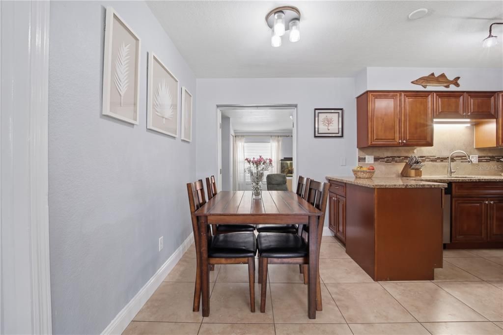 合同活跃: $335,000 (3 贝兹, 1 浴室, 1000 平方英尺)