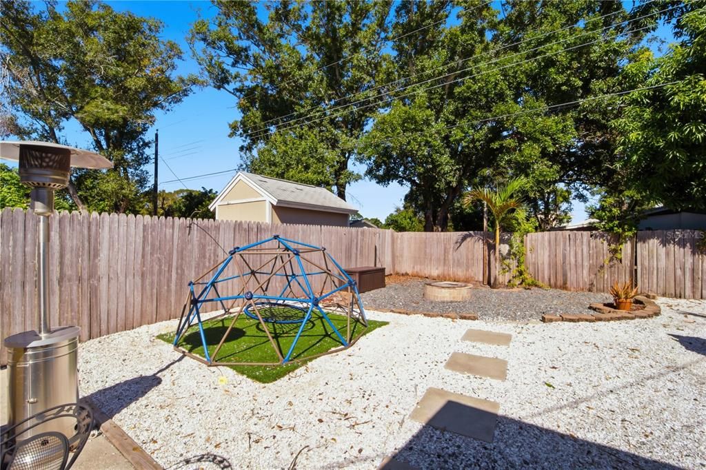 合同活跃: $335,000 (3 贝兹, 1 浴室, 1000 平方英尺)