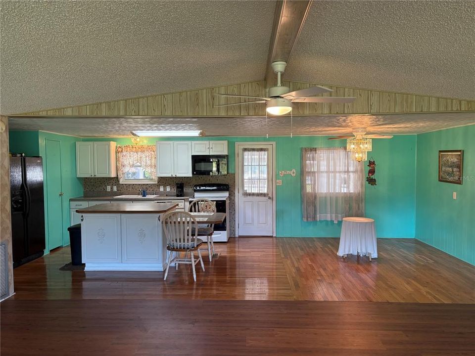 For Sale: $249,900 (3 beds, 2 baths, 1482 Square Feet)