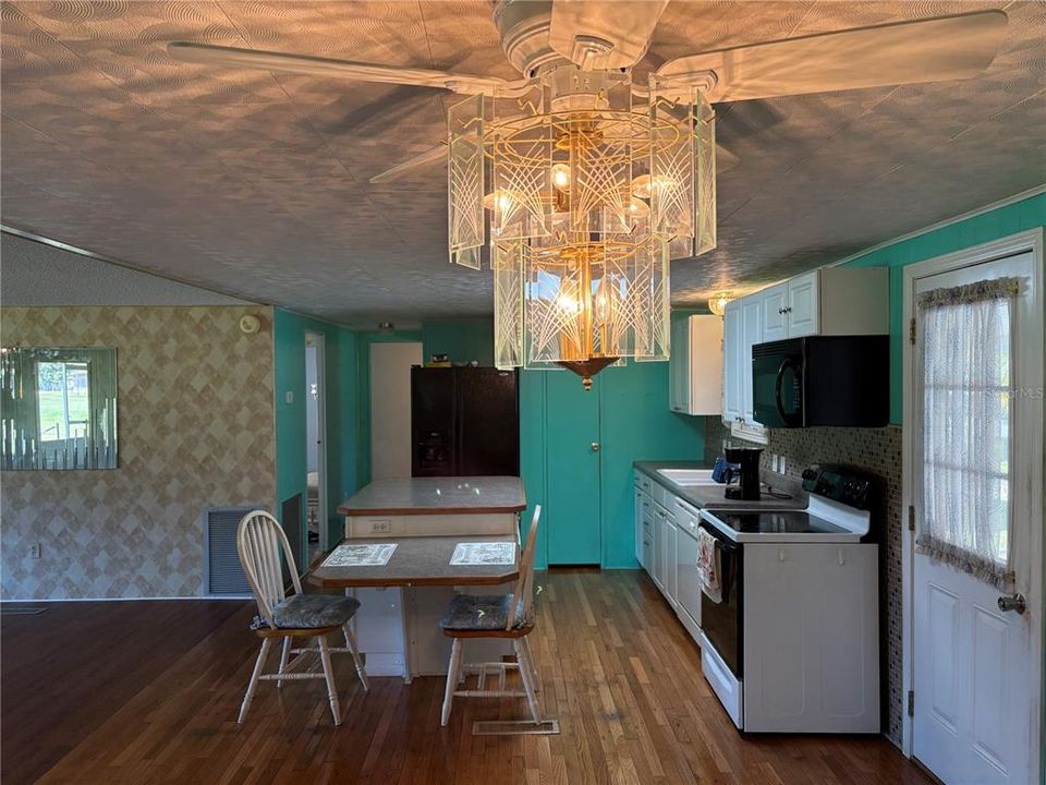 For Sale: $249,900 (3 beds, 2 baths, 1482 Square Feet)