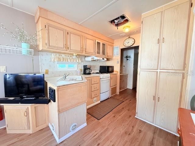 For Sale: $49,900 (1 beds, 1 baths, 386 Square Feet)