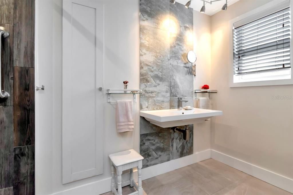 Activo con contrato: $314,900 (2 camas, 1 baños, 914 Pies cuadrados)