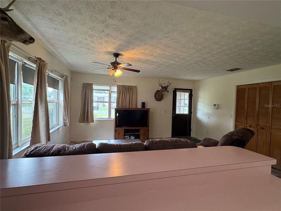 На продажу: $198,000 (2 спален, 1 ванн, 998 Квадратных фут)