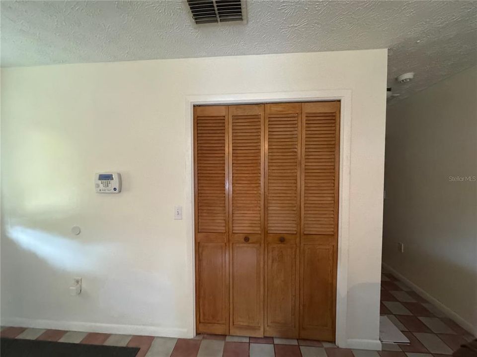 На продажу: $198,000 (2 спален, 1 ванн, 998 Квадратных фут)