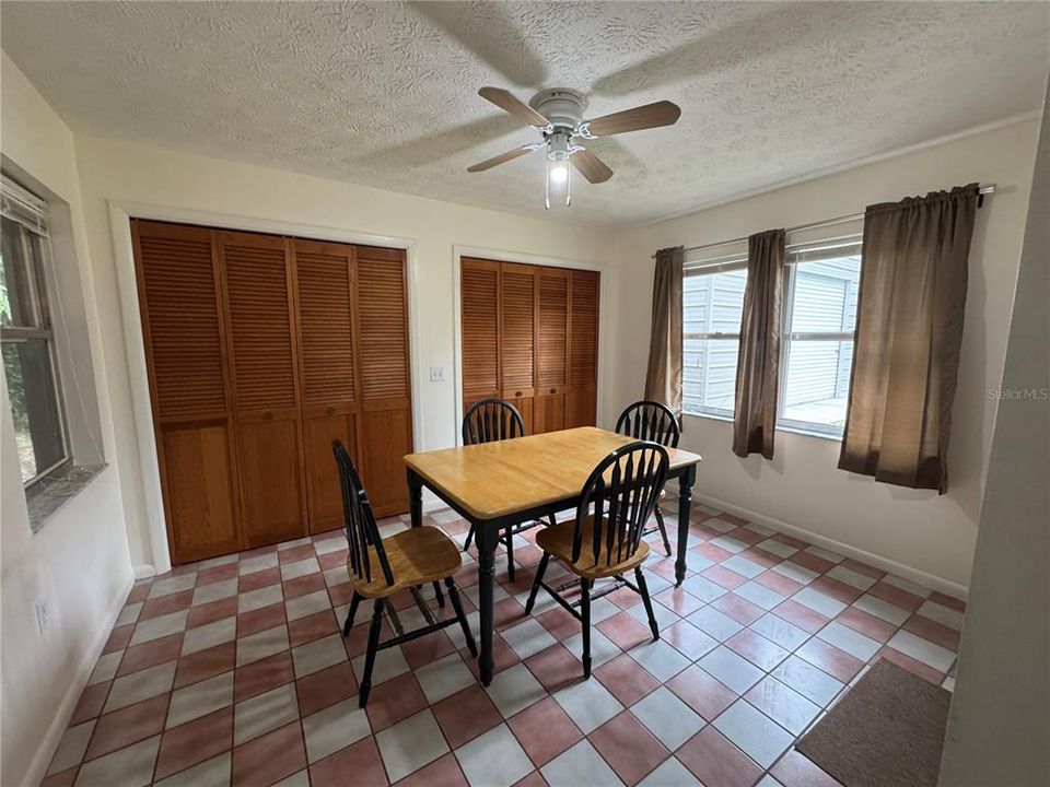 На продажу: $198,000 (2 спален, 1 ванн, 998 Квадратных фут)