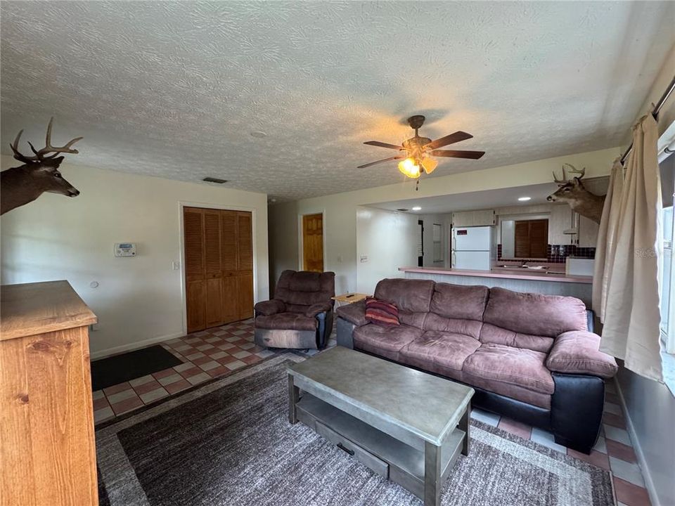 На продажу: $198,000 (2 спален, 1 ванн, 998 Квадратных фут)