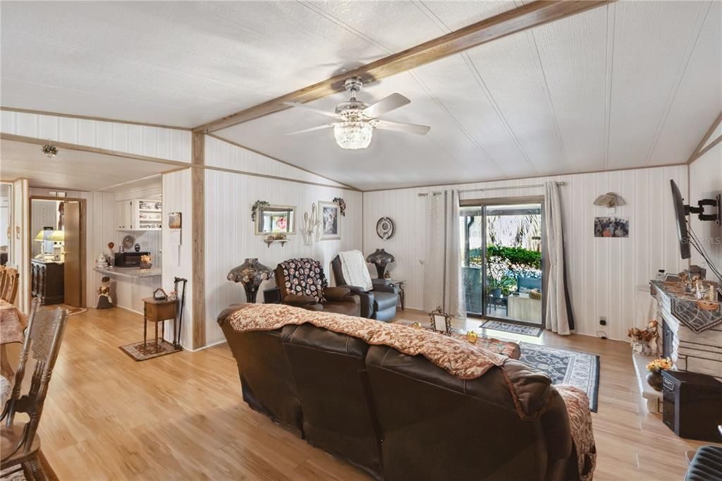 En Venta: $205,000 (2 camas, 2 baños, 1638 Pies cuadrados)