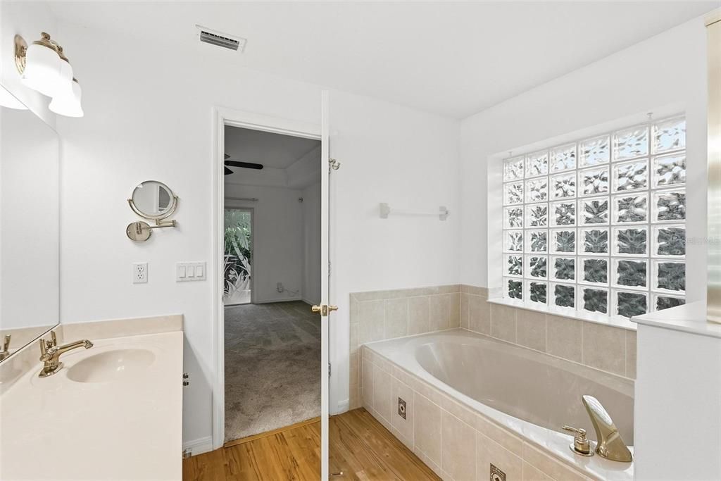 Active With Contract: $434,900 (3 beds, 2 baths, 1644 Square Feet)
