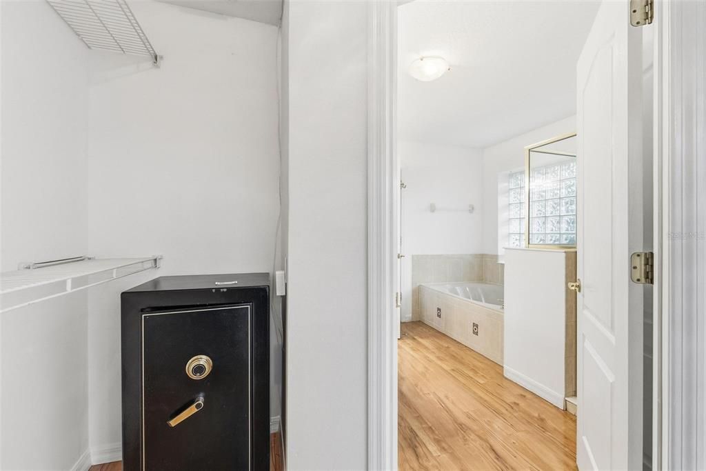 Active With Contract: $434,900 (3 beds, 2 baths, 1644 Square Feet)