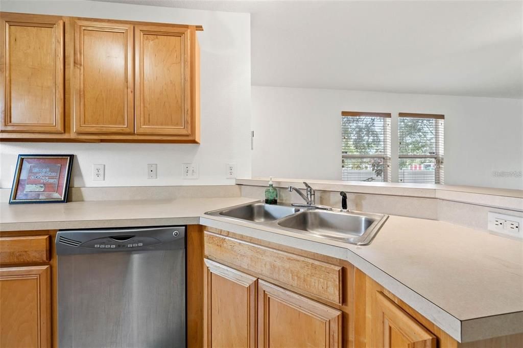 Под контрактом: $2,400 (3 спален, 2 ванн, 1429 Квадратных фут)