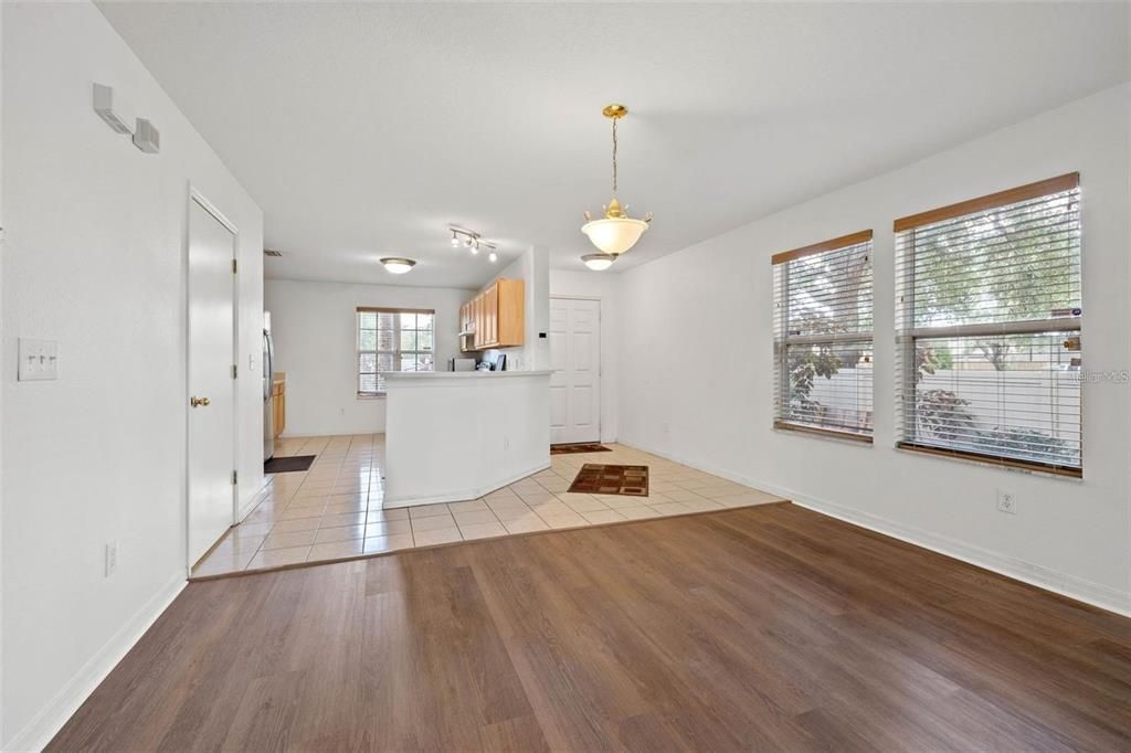 Под контрактом: $2,400 (3 спален, 2 ванн, 1429 Квадратных фут)