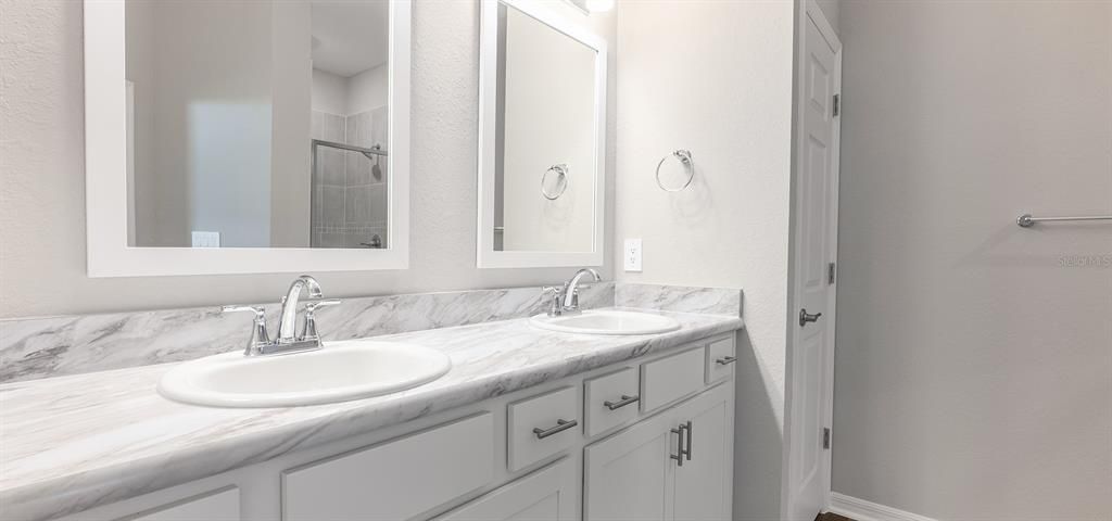 Activo con contrato: $376,900 (4 camas, 2 baños, 2029 Pies cuadrados)