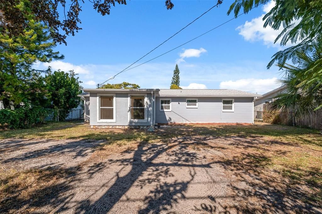 Active With Contract: $189,000 (2 beds, 1 baths, 840 Square Feet)