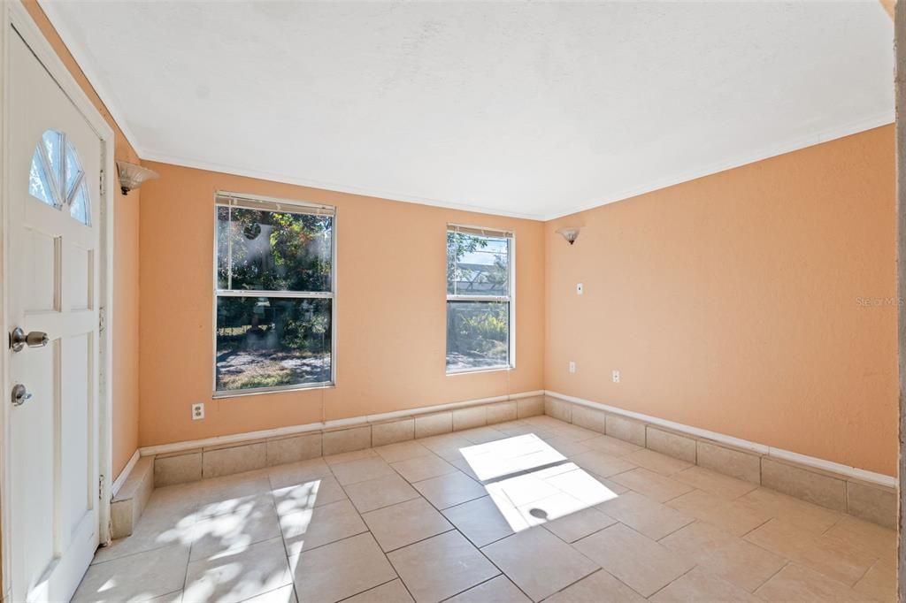 Active With Contract: $189,000 (2 beds, 1 baths, 840 Square Feet)