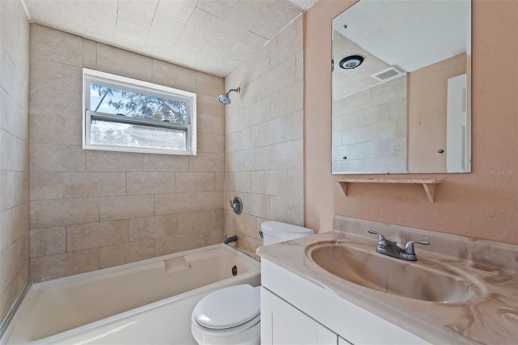 Active With Contract: $189,000 (2 beds, 1 baths, 840 Square Feet)