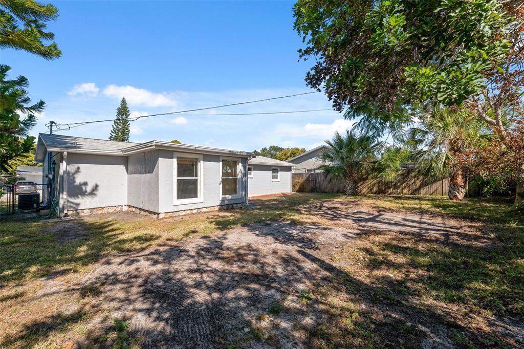 Active With Contract: $189,000 (2 beds, 1 baths, 840 Square Feet)