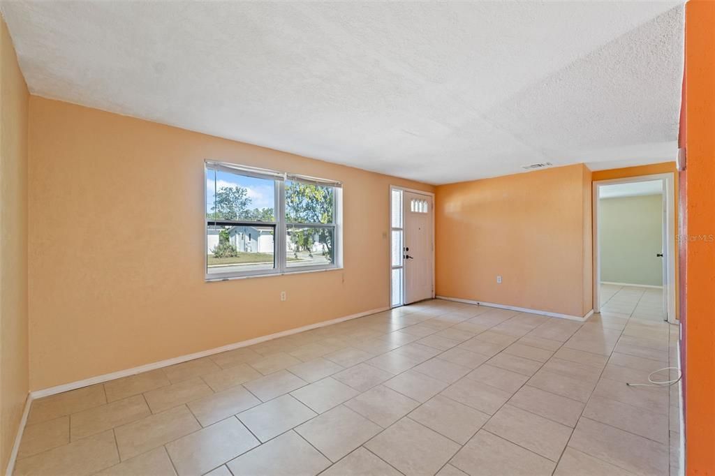 Active With Contract: $189,000 (2 beds, 1 baths, 840 Square Feet)