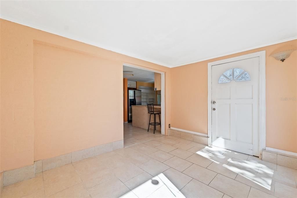 Active With Contract: $189,000 (2 beds, 1 baths, 840 Square Feet)