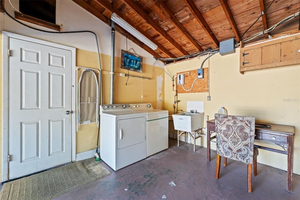 Active With Contract: $189,000 (2 beds, 1 baths, 840 Square Feet)