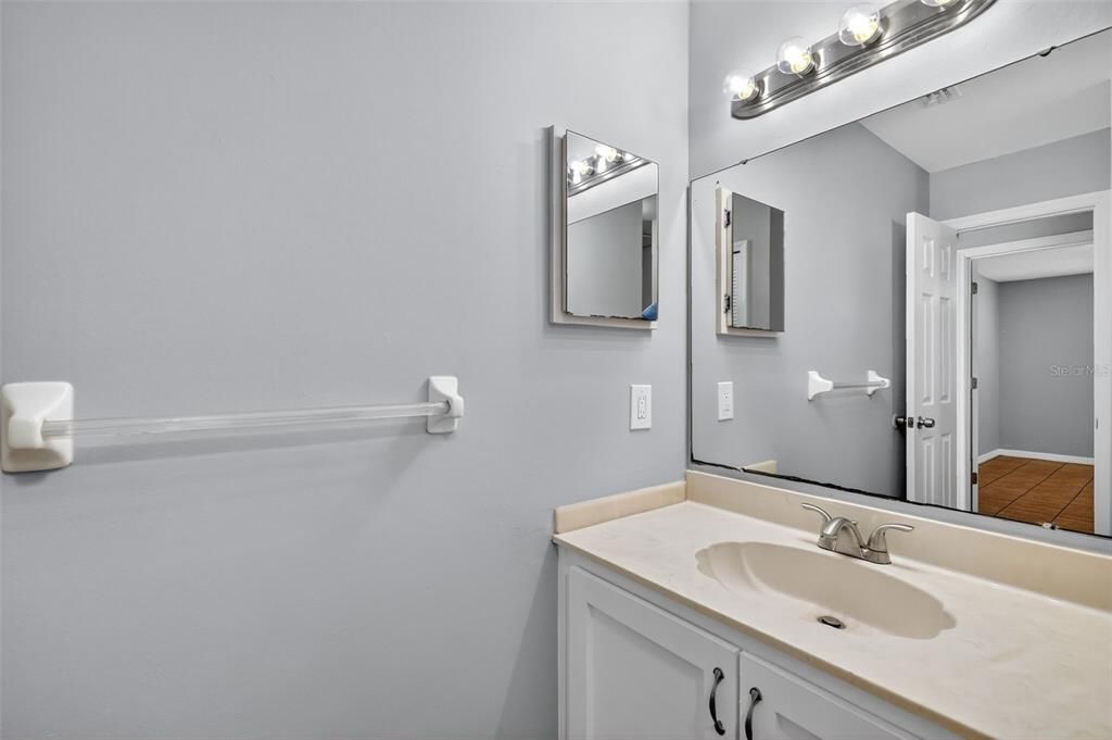 合同活跃: $250,000 (2 贝兹, 2 浴室, 1106 平方英尺)