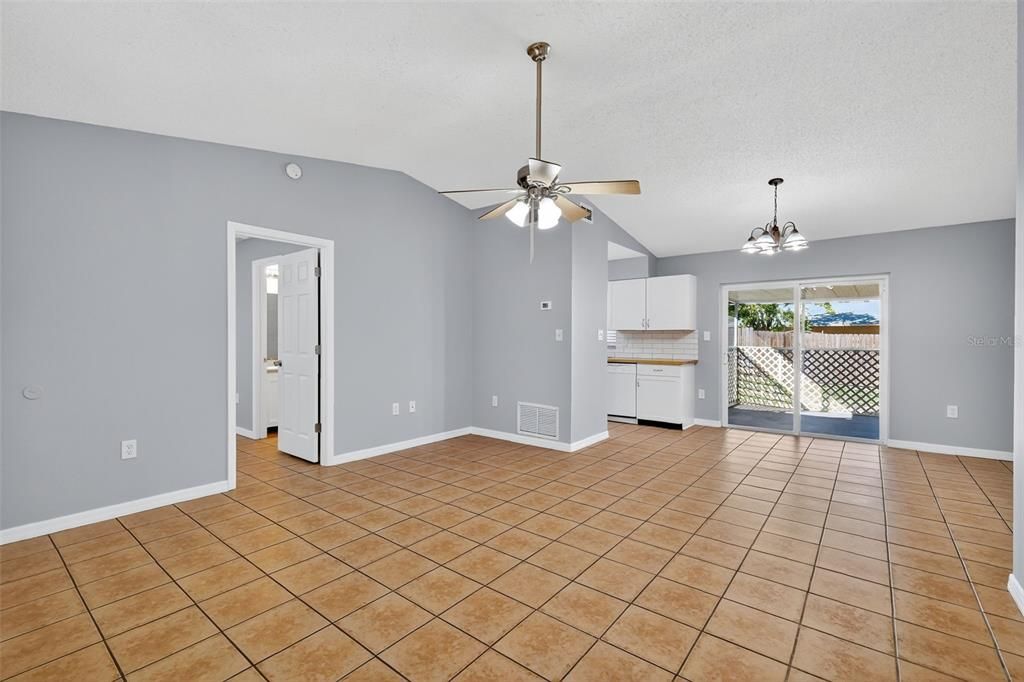 合同活跃: $250,000 (2 贝兹, 2 浴室, 1106 平方英尺)