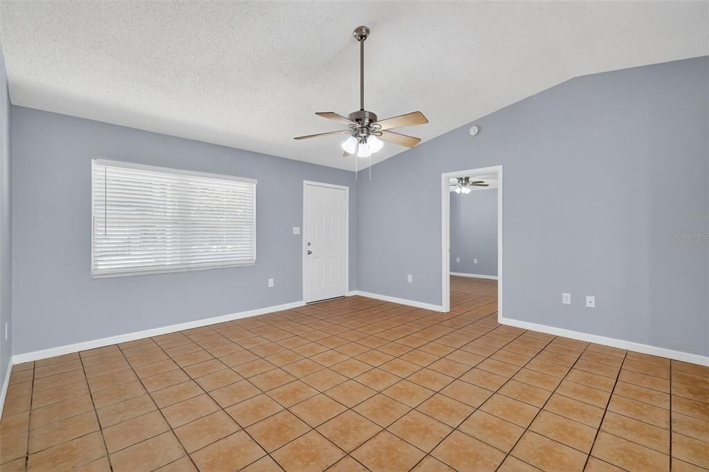 合同活跃: $250,000 (2 贝兹, 2 浴室, 1106 平方英尺)