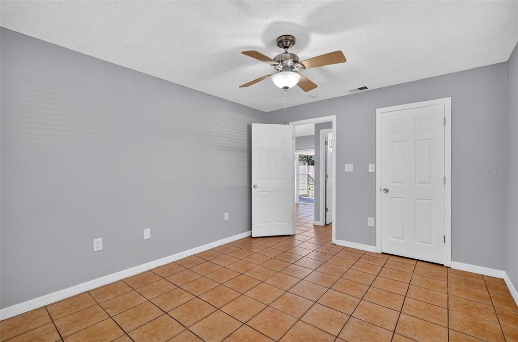 合同活跃: $250,000 (2 贝兹, 2 浴室, 1106 平方英尺)