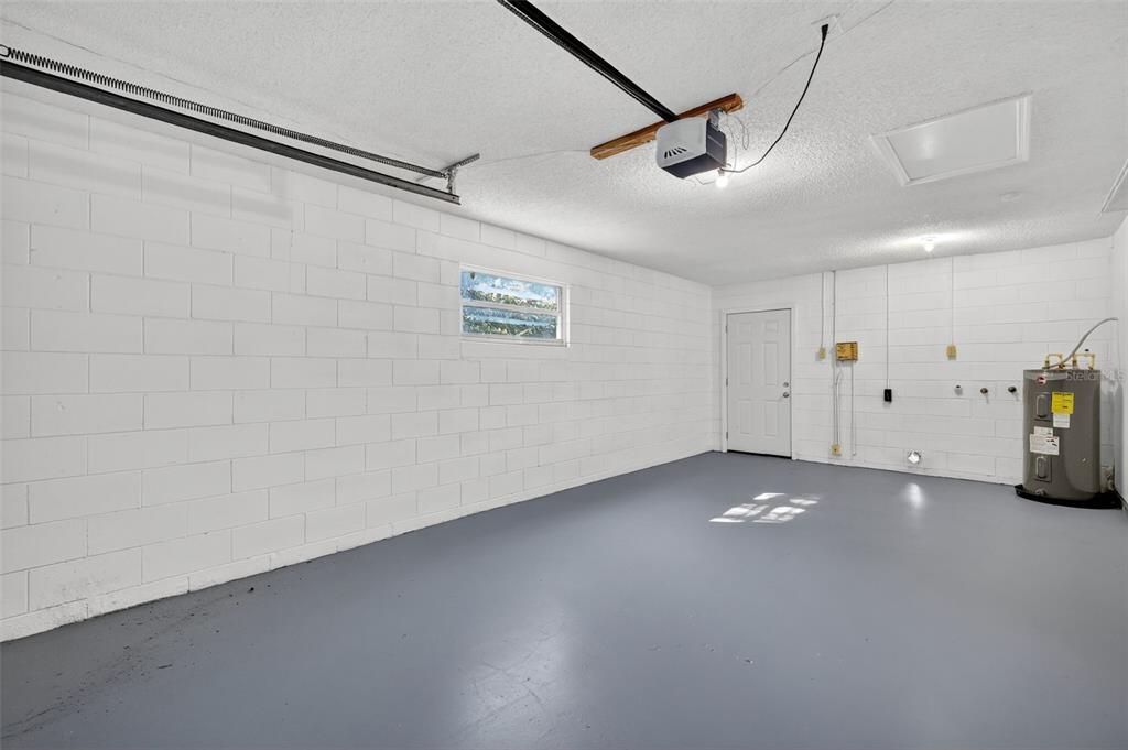 合同活跃: $250,000 (2 贝兹, 2 浴室, 1106 平方英尺)