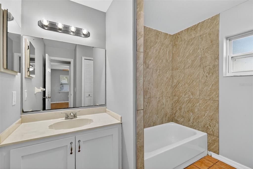 合同活跃: $250,000 (2 贝兹, 2 浴室, 1106 平方英尺)