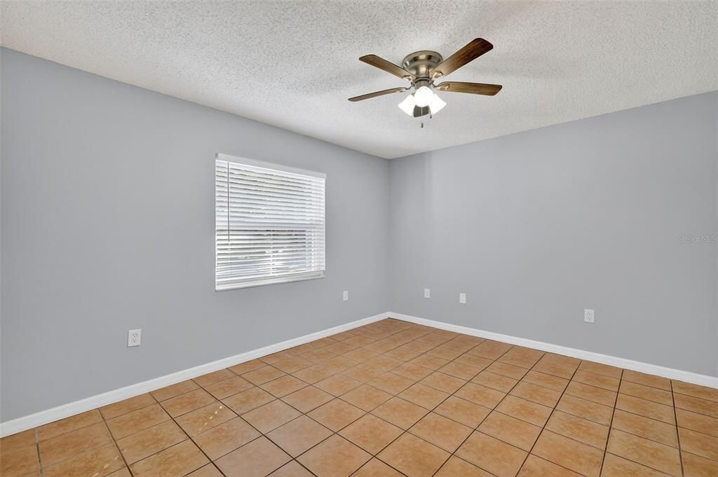 合同活跃: $250,000 (2 贝兹, 2 浴室, 1106 平方英尺)