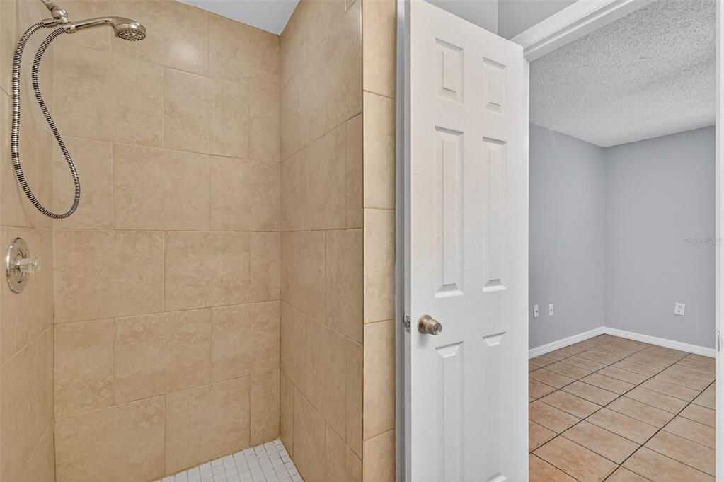 合同活跃: $250,000 (2 贝兹, 2 浴室, 1106 平方英尺)