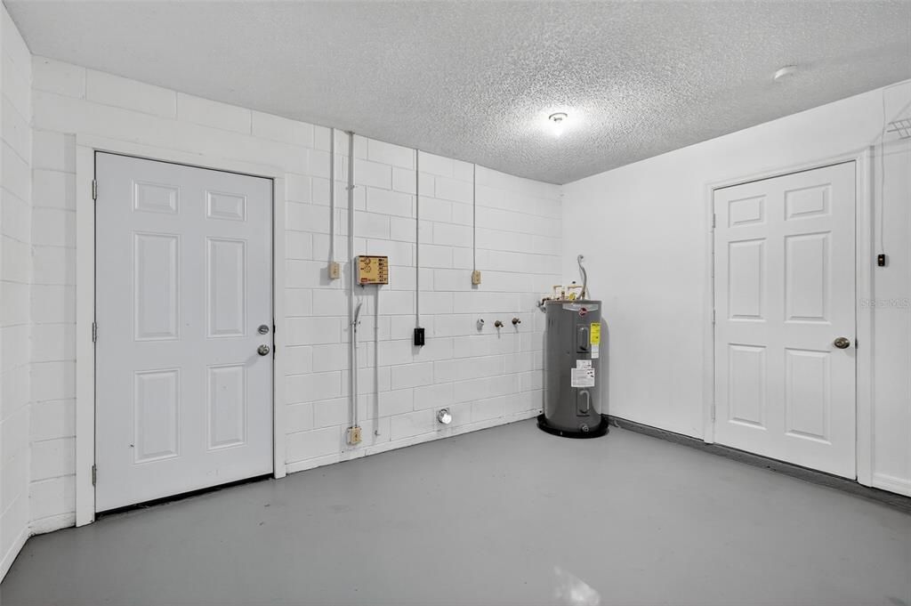 合同活跃: $250,000 (2 贝兹, 2 浴室, 1106 平方英尺)