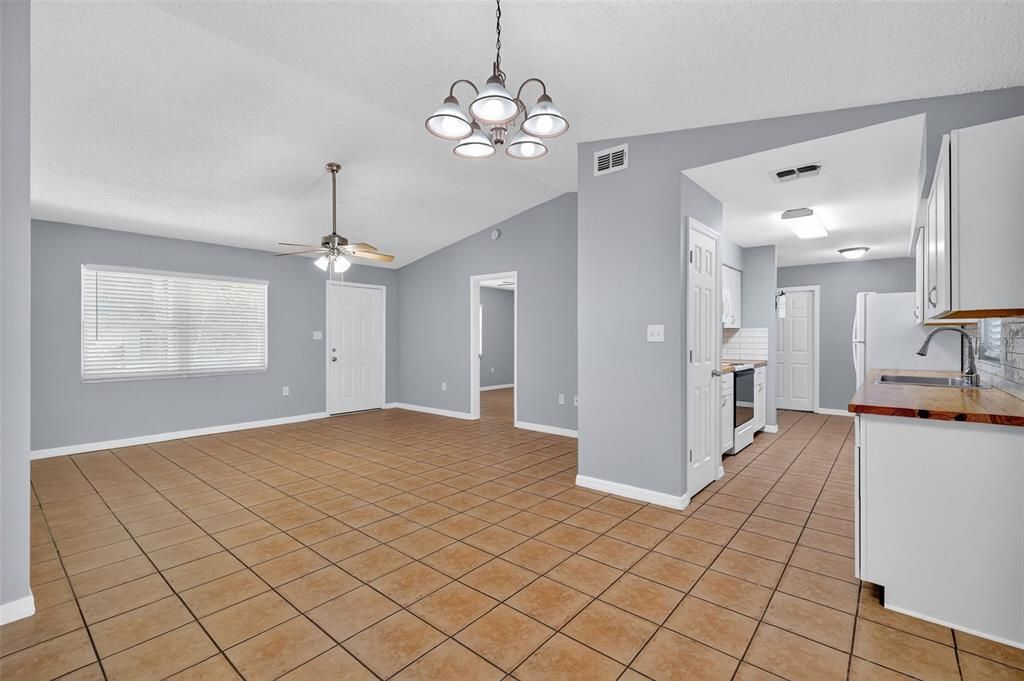 合同活跃: $250,000 (2 贝兹, 2 浴室, 1106 平方英尺)