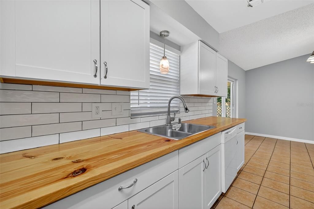 合同活跃: $250,000 (2 贝兹, 2 浴室, 1106 平方英尺)