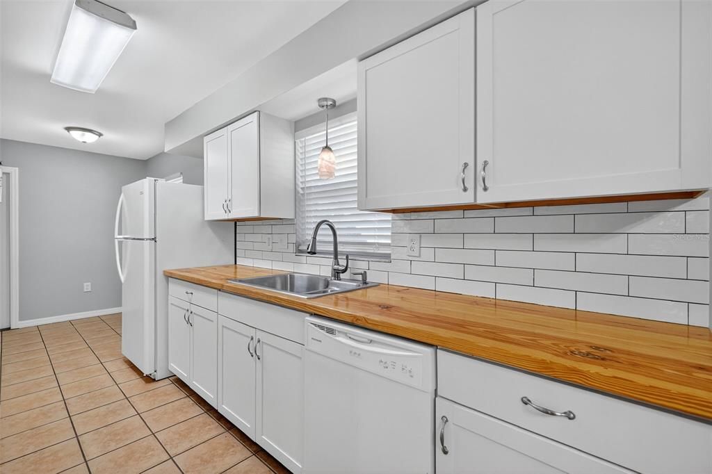 合同活跃: $250,000 (2 贝兹, 2 浴室, 1106 平方英尺)