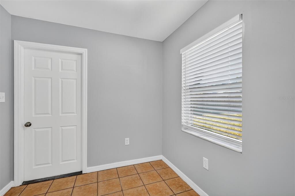 合同活跃: $250,000 (2 贝兹, 2 浴室, 1106 平方英尺)